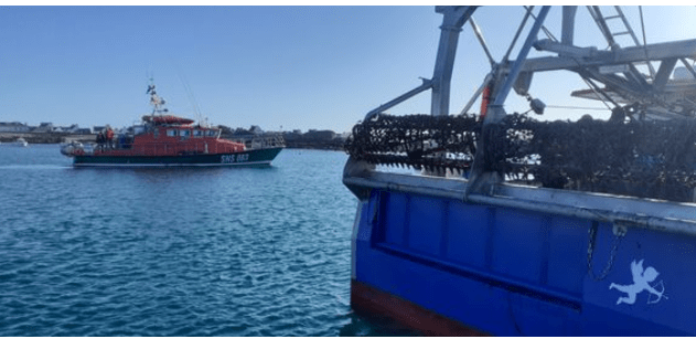 Départ du navire Cupidon II du port de Saint-Guénolé pour son port d'attache Quiberon
