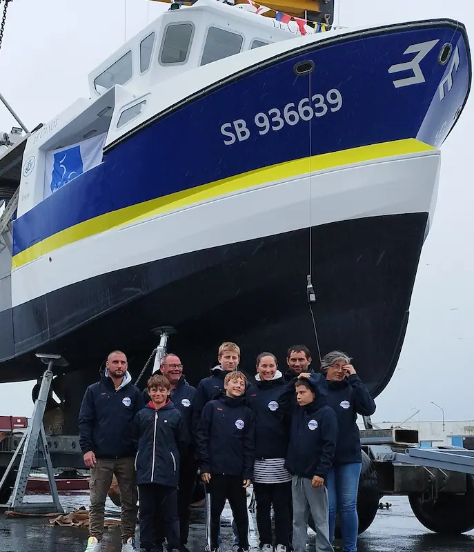L'armement L'Ecume devant le chalutier dragueur LE CANOT le jour de la mise à l'eau du bateau à Saint-Guénolé
