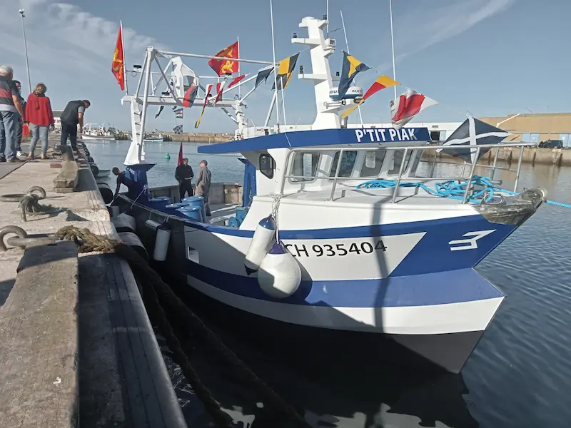 Mise à l'eau du dragueur caseyeur P'tit Piak construit par Plastimer Chantier naval Plastimer P'tit Piak