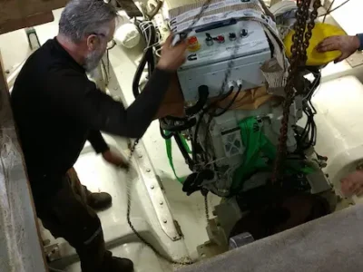 Mise en place moteur chalutier coque innovante Le Canot Embarquement de la machine à bord du chalutier dragueur de 12m Le Canot construit par le chantier Plastimer