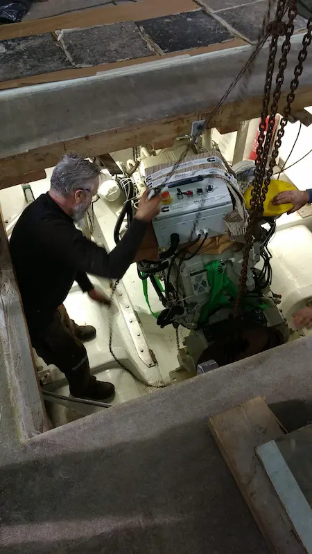 Embarquement de la machine à bord du chalutier dragueur de 12m Le Canot construit par le chantier Plastimer