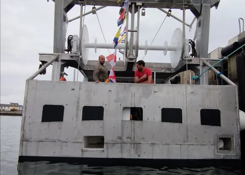 Vue du tableau arrière du chalutier dragueur de 12m à carène innovante Le Canot