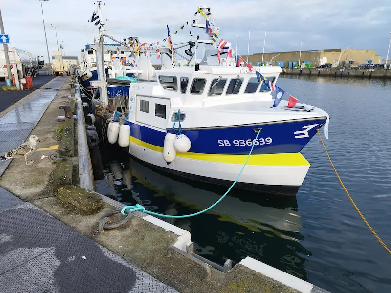 Vue avant tribord du navire chalutier Le Canot carène innovante