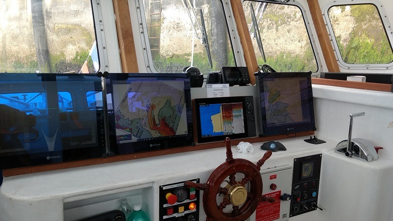 Vue intérieur de passerelle du chalutier polyvalent de 12 m Le Canot