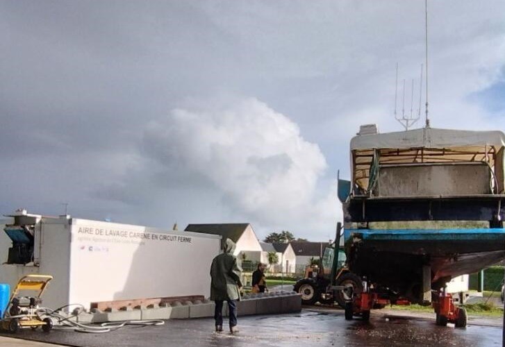 Aire de carénage du chantier naval Plastimer à Saint-Guénolé pour bateaux de pêche professionnelle
