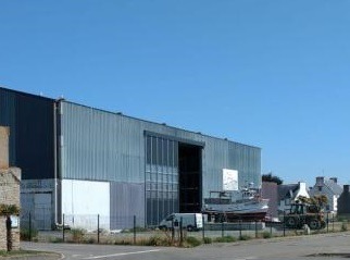 Aire stationnement couvert du chantier Plastimer pour travaux à l'abri sur bateaux de pêche professionnelle