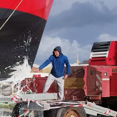 Armateur du Ian Rush II cassant la bouteille de champagne sur le brion du bateau pour son lancement Armateur du Ian Rush II cassant la bouteille de champagne sur le brion du bateau pour son lancement