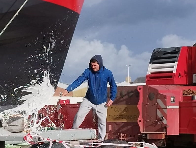 Armateur du Ian Rush II cassant la bouteille de champagne sur le brion du bateau pour son lancement