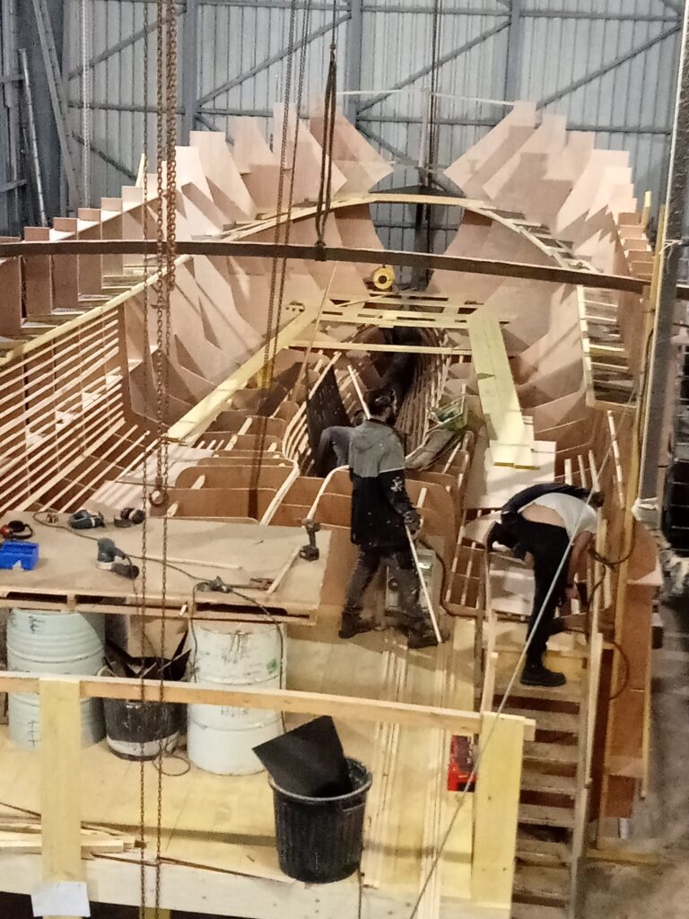 Conception et construction navale polyester sur mesure en polyester Labellisation Entreprise du Patrimoine Vivant duchantier naval Plastimer