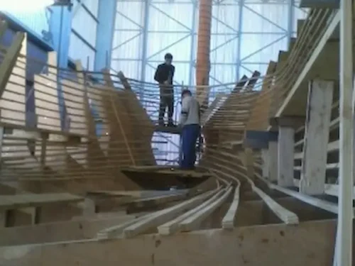 Démarrage construction fileyeur Plastimer 9m80 x 4m20 Savoir-faire de conception et construction navale polyester Plastimer