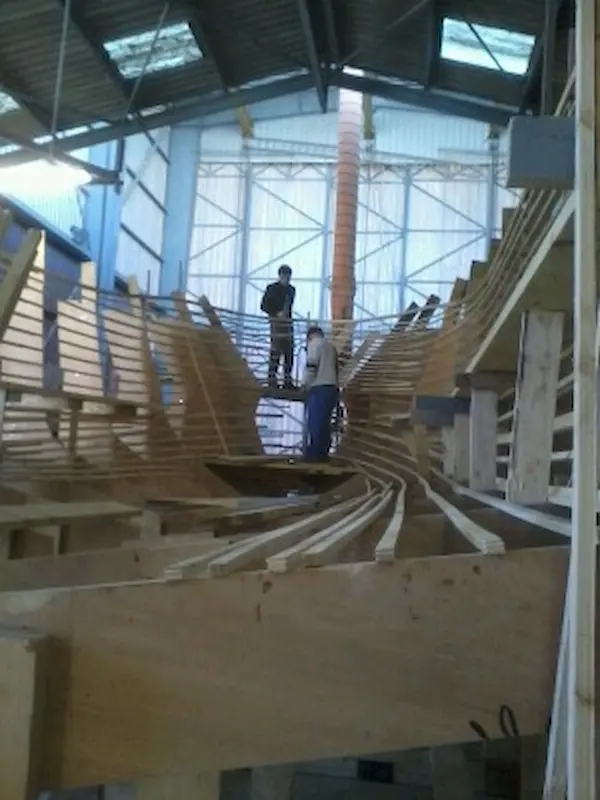 Démarrage construction fileyeur Plastimer 9m80 x 4m20 Savoir-faire de conception et construction navale polyester Plastimer