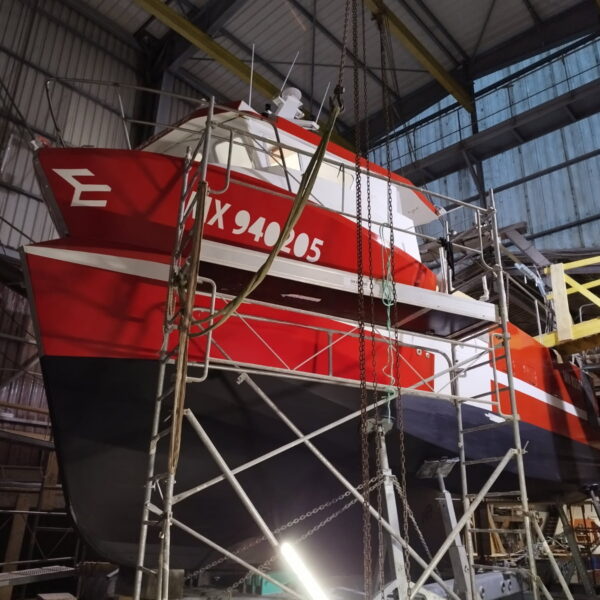 Derniers préparatifs avant mise à l'eau du fileyeur dragueur Ian Rush II construit par le chantier Plastimer Derniers préparatifs avant mise à l'eau du fileyeur dragueur Ian Rush II construit par Plastimer