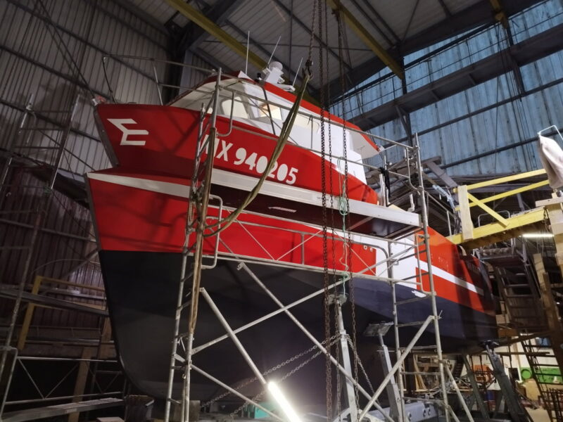 Derniers préparatifs avant mise à l'eau du fileyeur dragueur Ian Rush II construit par Plastimer