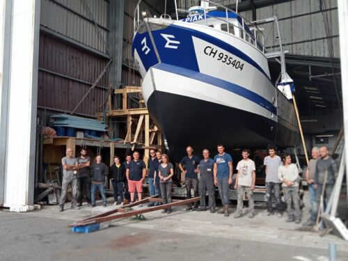 Equipe du chantier naval Plastimùer devant le dragueur coquillier de 11m40 P'tit Piak Equipe du chantier naval Plastimùer devant le dragueur coquillier de 11m40 P'tit Piak