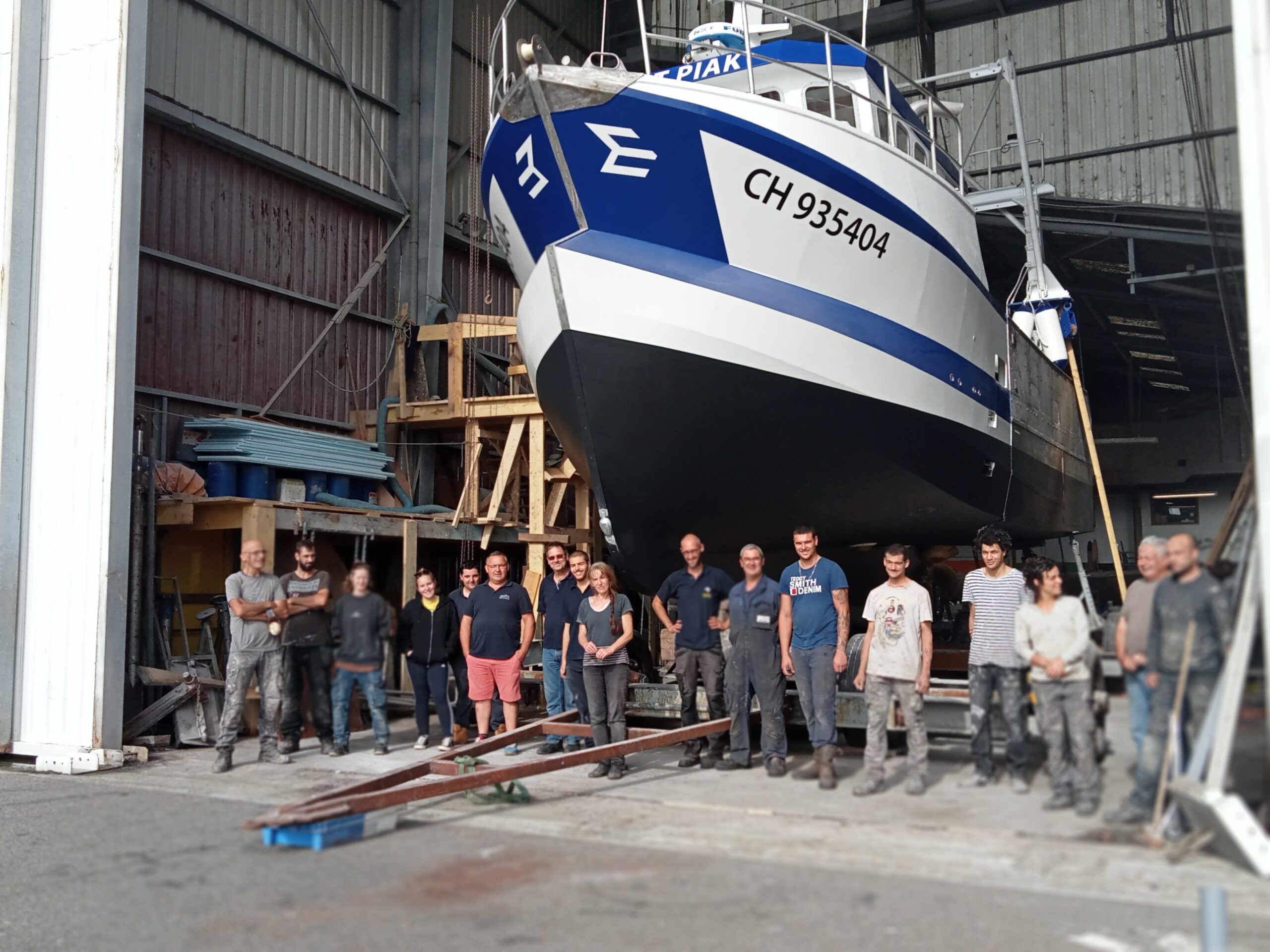 Equipe du chantier naval Plastimùer devant le dragueur coquillier de 11m40 P'tit Piak