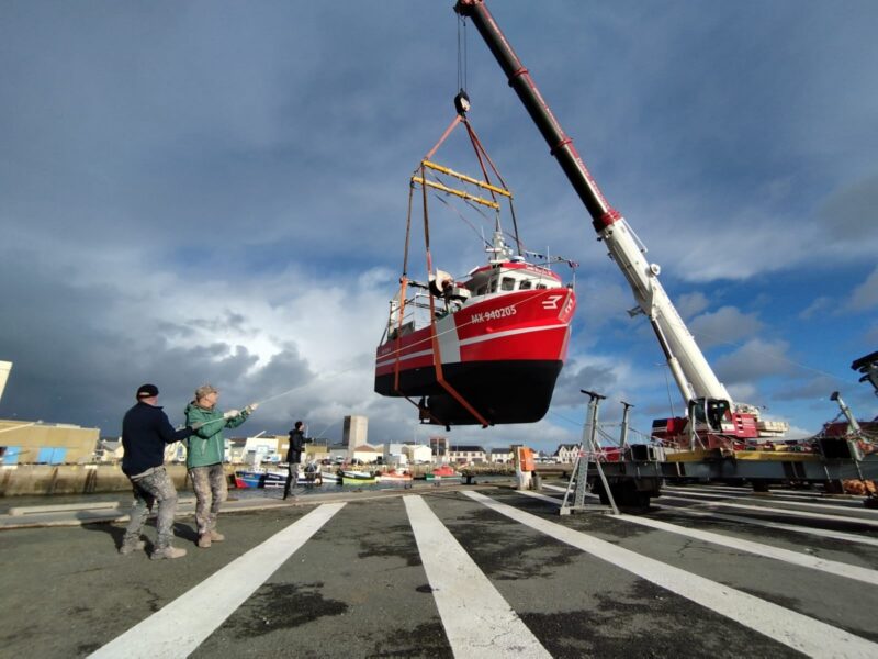 Grutage de mise à l'eau de la construction neuve Plastimer du fileyeur Ian Rush II pour Roscoff