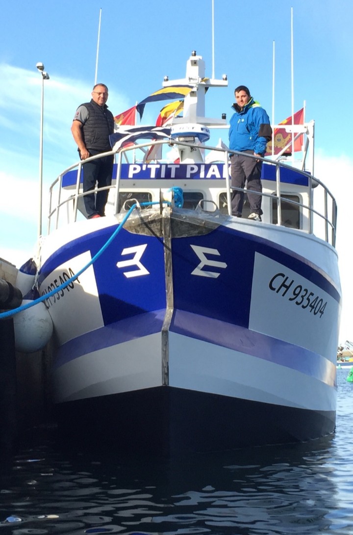 Les armateurs du dragueur coquillier P'tit Piak le jour du lancement du bateau