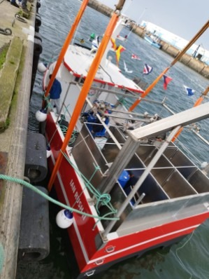 Vue pont de travail du Ian rush II lors de son grutage demaise à l'eau à Saint-Guénolé Mise à l'eau par grutage à Saint-Guénolé du fileyeur dragueur Ian Rush II