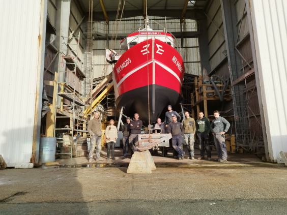 Photo devant le Ian Rush II de l'Armateur et de l'équipe des constructeurs navals de Plastimer et des motoristes