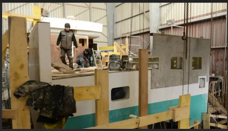 Photo par Mr Jourdain du journal Le Marin du chalutier dragueur Le Canot en construction au chantier Plastimer Savaoir-faire reconnu de conception et construction de bateaux polyester du chantier Plastimer