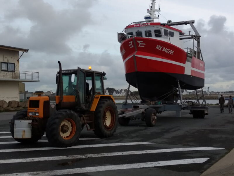 Transfert par le chantier Stratagème du navire Ian Rush II du chantier Plastimer à l'aire de grutage du port de Saint-Guénolé