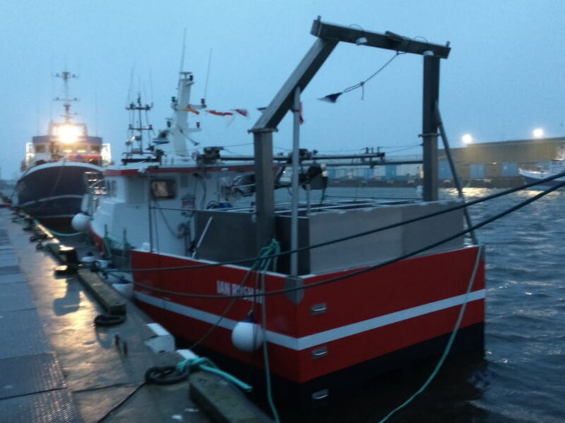 Vue arrière fileyeur construction neuve polyester chantier Plastimer