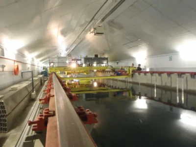 Vue bassin des carènes lors test modèle réduit du Monycat Cupidon II chantier Plastimer