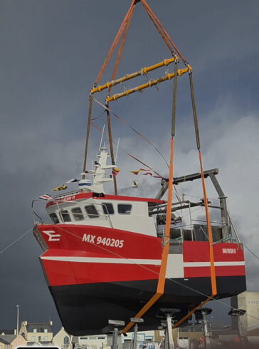 Mise à l'eau du Ian Rush II fileyeur dragueur construction neuve du chantier naval Plastimer à Saint-Guénolé décembre 2025