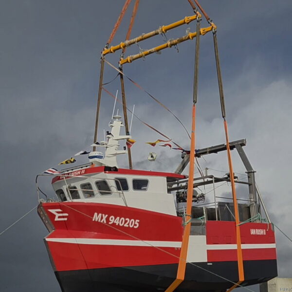 Vue grutage du Ian Rush II construit en 2025 par le chantier Plastimer de Saint-Guénolé Mise à l'eau du Ian Rush II fileyeur dragueur construction neuve du chantier naval Plastimer à Saint-Guénolé décembre 2025