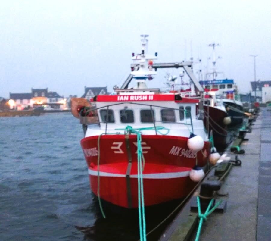 Vue navire Ian Rush amarré au quai de saint-Guénolé