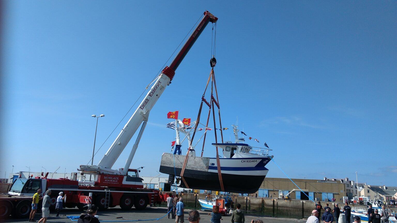 Grutage de mise à l'eau du dragueur coquillier P'tit Piak pour Granville