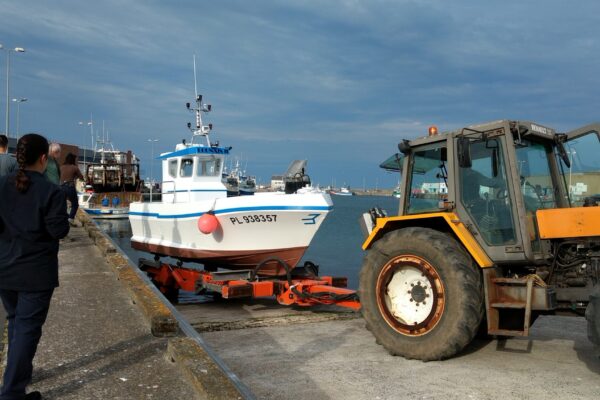 Mise à l'eau du bateau Lounaïs construit par le chantier Stratagème Mise à l'eau du bateau Lounaïs construit par le chantier Stratagème sur plans chantier Plastimer