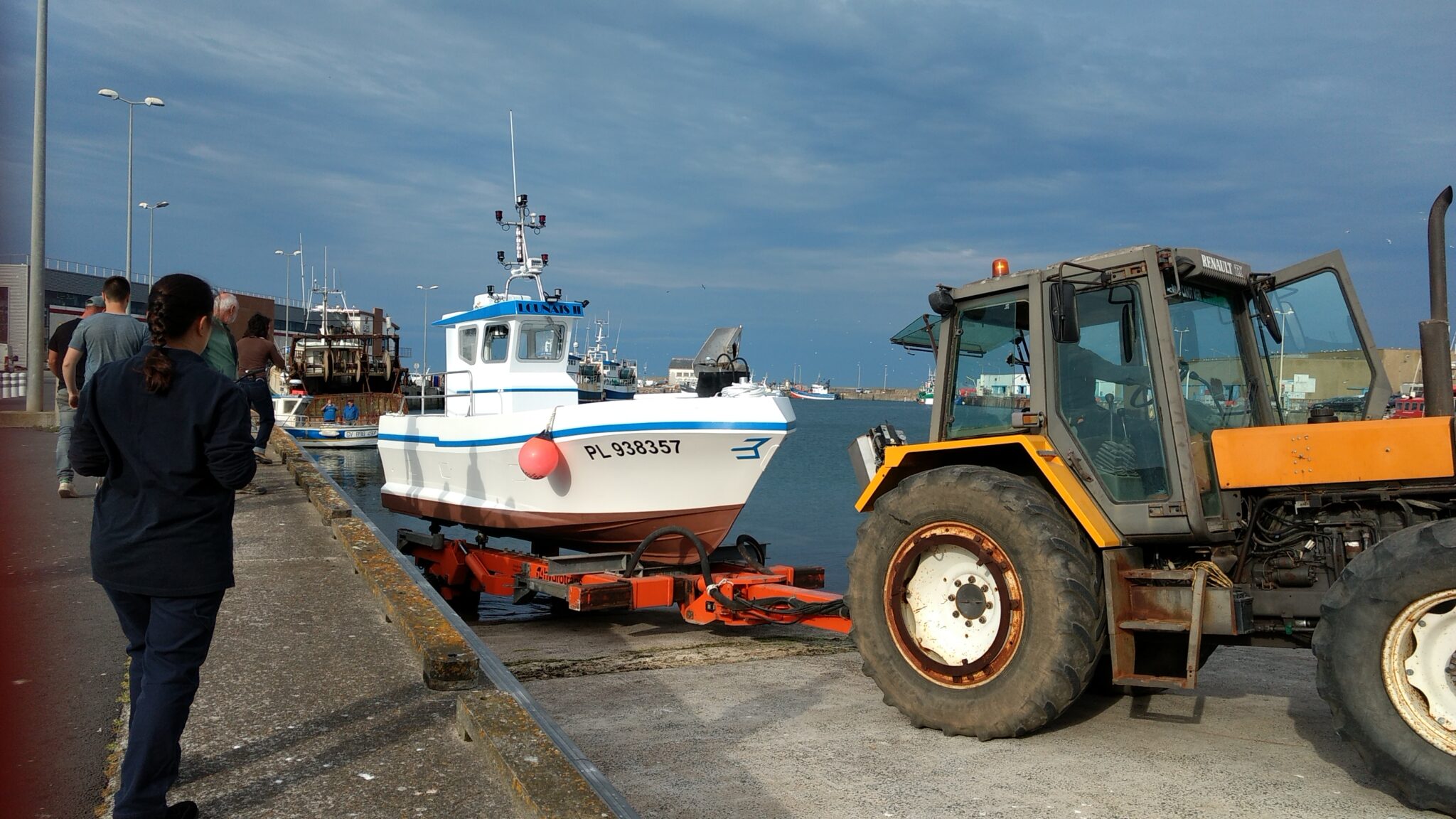 Mise à l'eau du bateau Lounaïs construit par le chantier Stratagème sur plans chantier Plastimer