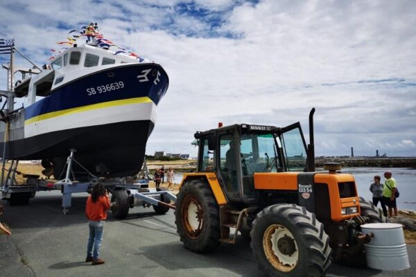 Manutention navire de 32 tonnes sur chariot lourd pour tranfert du chantier Plastimer à l'aire de grutage du port de Saint-Guénolé Manutention navire de 32 tonnes sur chariot lourd pour tranfert du chantier Plastimer à l'aire de grutage du port de Saint-Guénolé