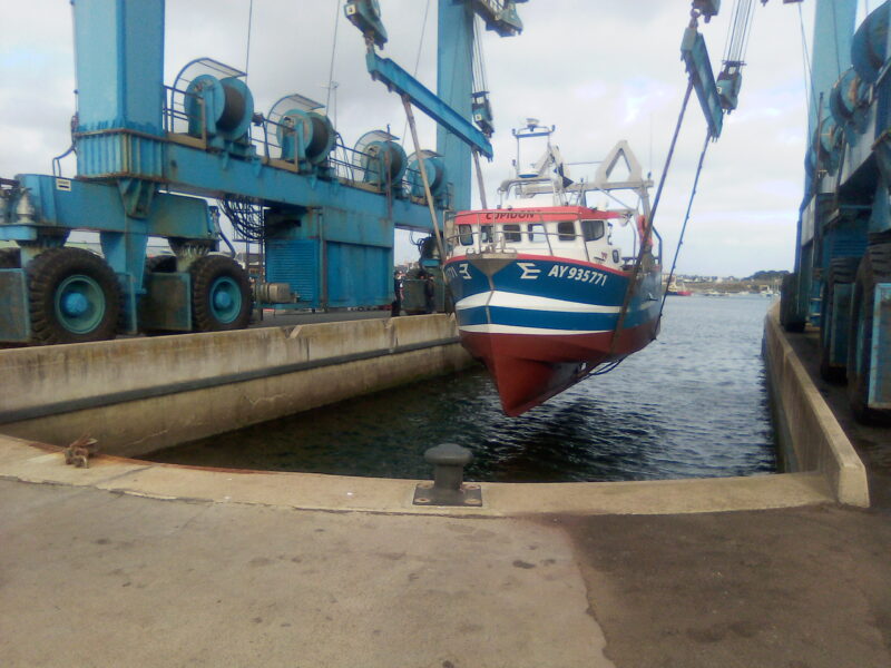 Le Cupidon II vue lors de sa sortie d'eau pour entretien carénage annuel sur l'aire de l'élévateur de Léchiagat Le Guilvinec