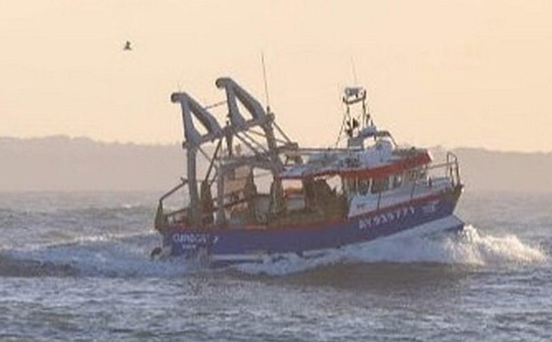 Navire polyvalent Cupidon II en action de pêche près de Quiberon