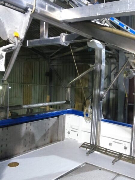 Vue portique innovant autoporté laissant le pont arrière libre du Cupidon II et du grand tableau arrière ouvrant pour filage sécurisé des casiers