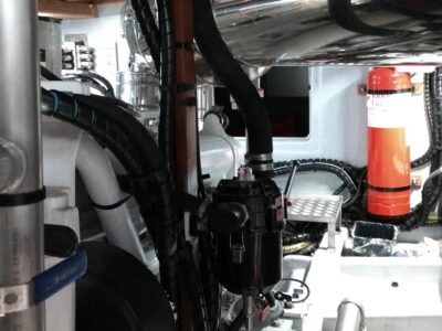 Vue partielle de l'équipement machine du dragueur polyvalent P'tit Piak Vue partie de l'équipement machine du dragueur polyvalent P'tit Piak